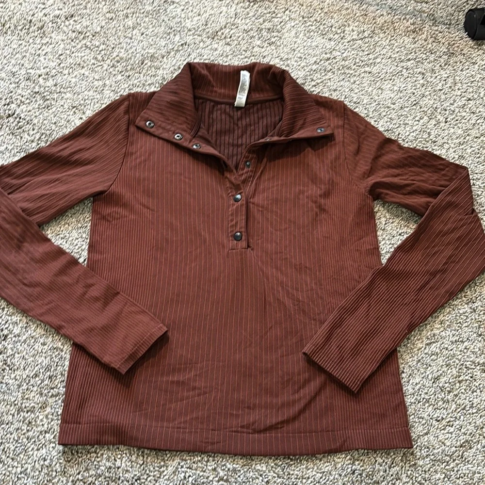 Athleta Flurry Seamless Henley Top, Mahogany Brown Ribbed Shirt size medium